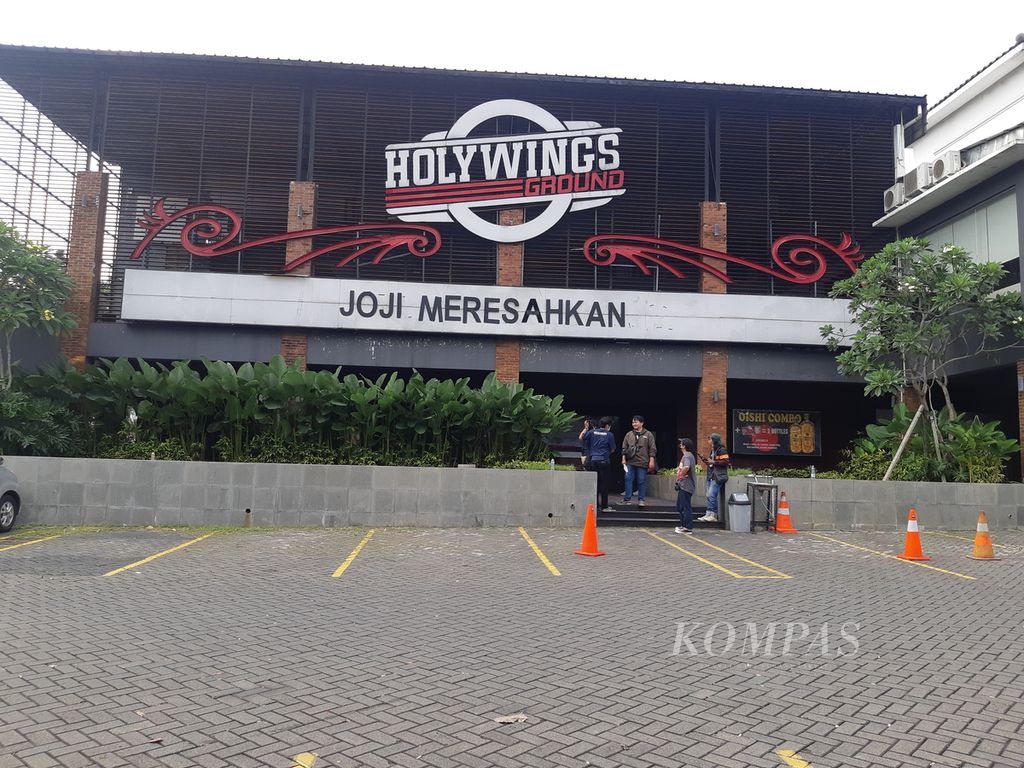 Kondisi Holywings Tanjung Duren, Jakarta Barat, Selasa (28/6/2022) pagi. Tempat usaha hiburan ini disegel dan ditutup oleh Satuan Polisi Pamong Praja DKI Jakarta.