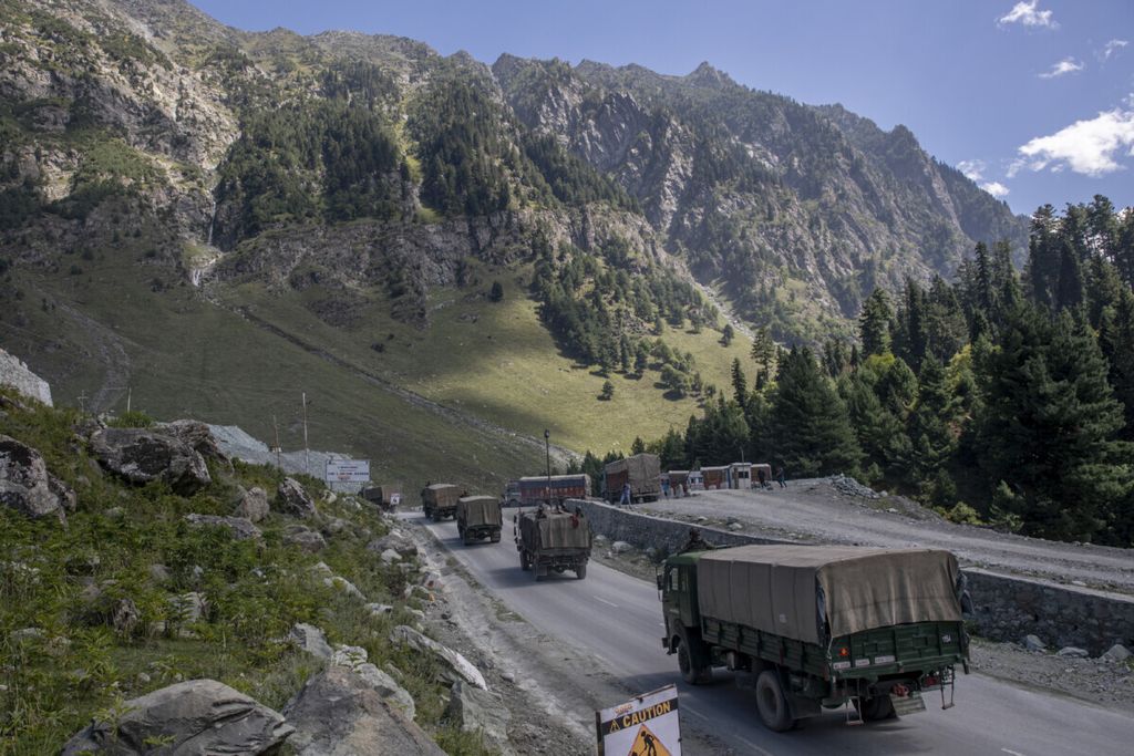 Foto pada 9 September 2020 memperlihatkan konvoi militer India bergerak di jalan tol Srinagar-Ladakh di Gagangeer, wilayah Kashmir yang dikontrol India. 