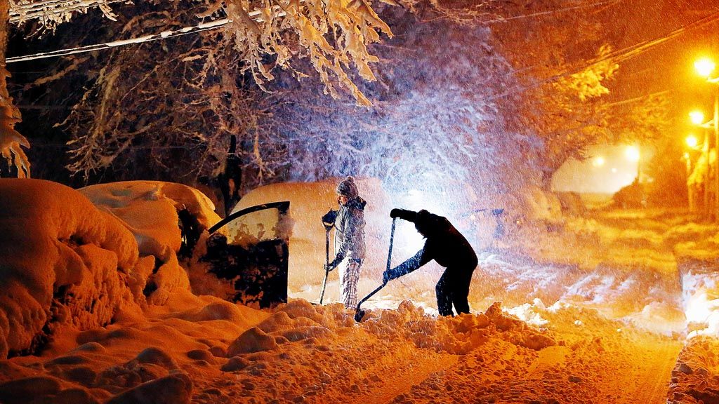 Warga menggali salju untuk membersihkan mobil yang tertimbun salju tebal, di Morristown, New Jersey, Amerika Serikat, Rabu (7/3). Badai salju di AS menyebabkan aliran listrik putus dan penerbangan terganggu. 