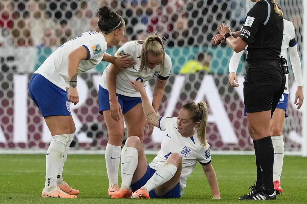 Gelandang Inggris, Keira Walsh (tengah), terduduk di lapangan akibat cedera saat menghadapi Denmark pada laga penyisihan Grup D Piala Dunia Putri 2023 di Stadion Sydney, Sydney, Australia, Jumat (28/7/2023). Inggris menang 1-0.