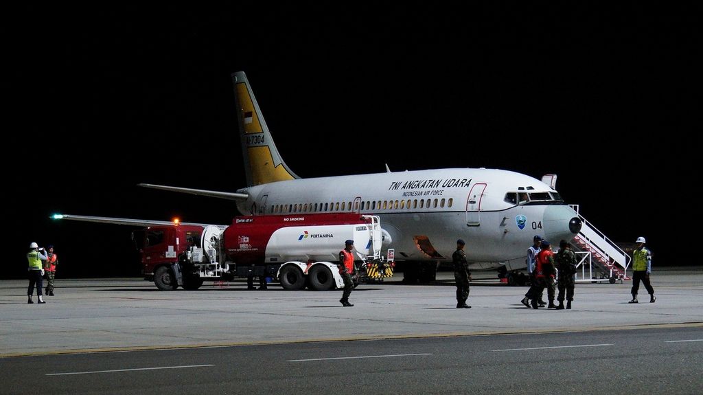 Boeing 737-400 milik TNI Angkatan Udara mendarat di Bandara Hang Nadim, Batam, Kepulauan Riau, Sabtu (1/2/2020). 