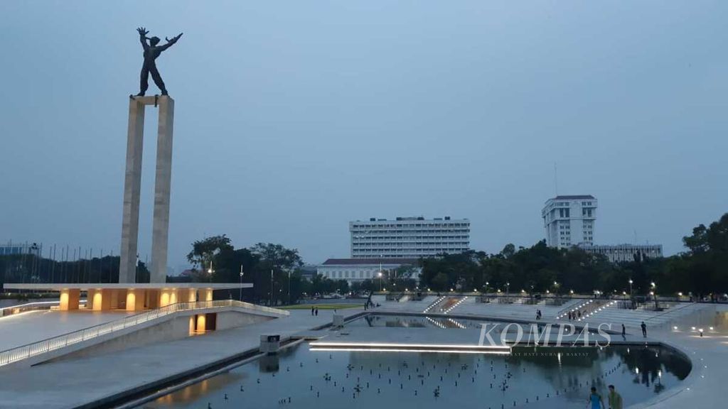 Zona utama revitalisasi Lapangan Banteng Jakarta fokus pada Monumen Pembebasan Irian Barat. Di zona utama terdapat kolam dengan air mancur menari dan amphitheater tempat pengunjung menikmati pertunjukan kesenian dan kebudayaan. Foto diambil pada 2018.