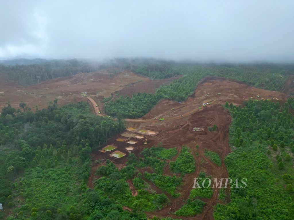 Area penambangan terbuka di puncak bukit wilayah Wawonii Tenggara, Konawe Kepulauan,  Selasa (30/5/2023). Penambangan nikel ini berkali-kali diprotes warga, mulai dari persoalan lahan hingga dianggap membuat mata air rusak dan berlumpur.
