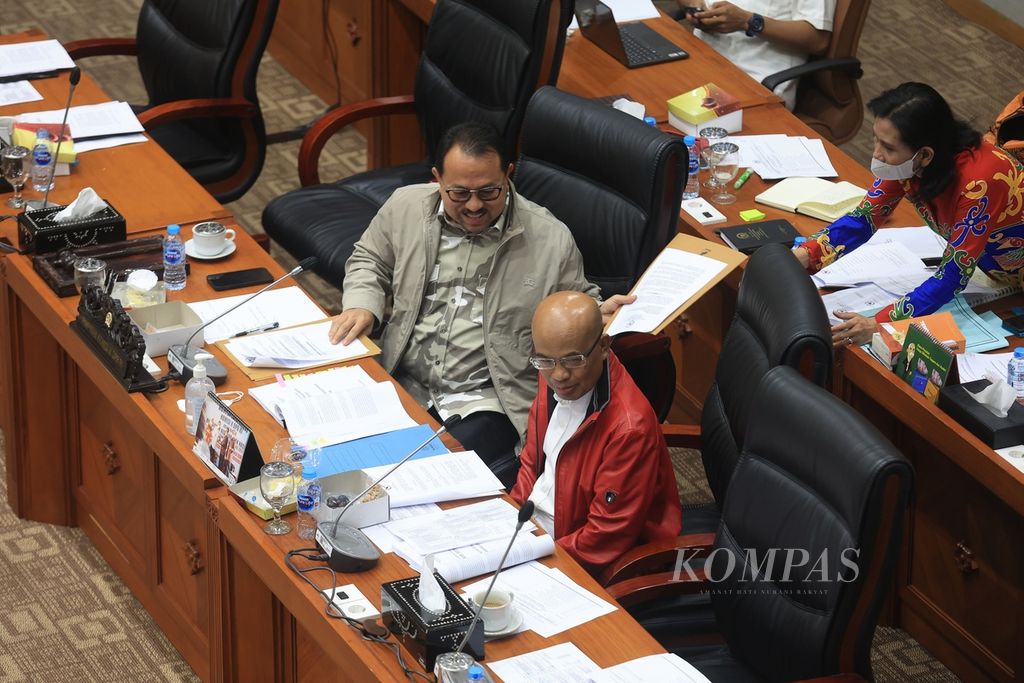 Wakil Ketua Komisi III Pangeran Khaerul Saleh (kiri) dan Desmond J Mahesa saat memimpin uji kelayakan dan kepatutan calon anggota Komisi Nasional Hak Asasi Manusia (Komnas HAM) oleh Komisi III DPR di Kompleks Parlemen, Senayan, Jakarta, Jumat (30/9/2022). 