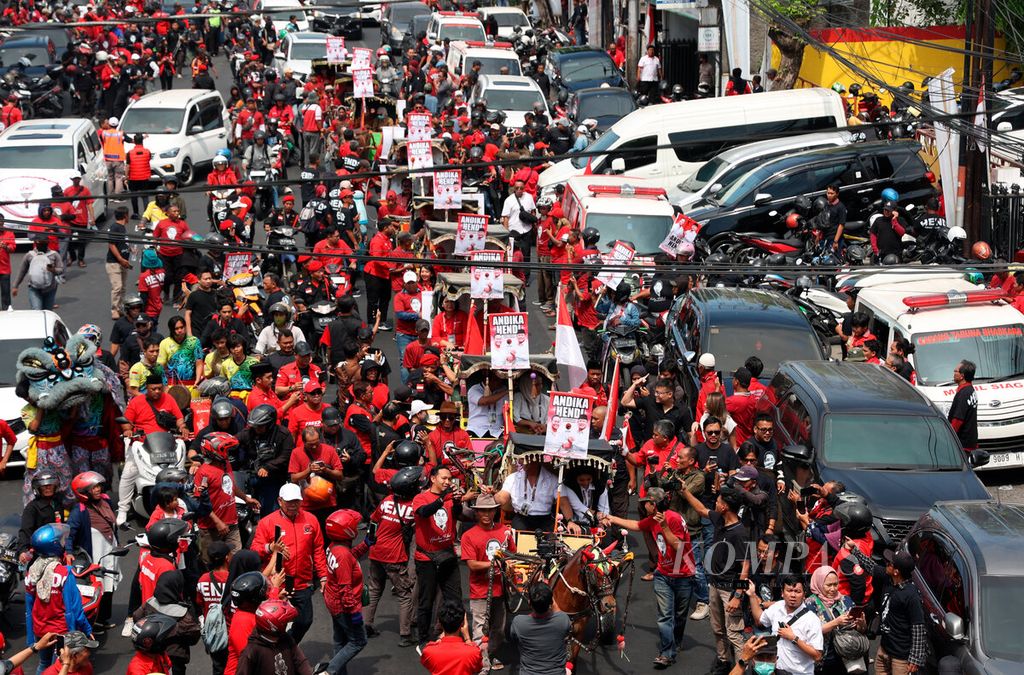 Bakal calon Gubernur dan Wakil Gubernur Jawa Tengah pasangan Andika Perkasa (kiri)-Hendrar Prihadi beserta tim pendukungnya menggunakan delman untuk mendaftarkan diri di Kantor Komisi Pemilihan Umum (KPU) Provinsi Jawa Tengah, Kota Semarang, Selasa (27/8/2024). 