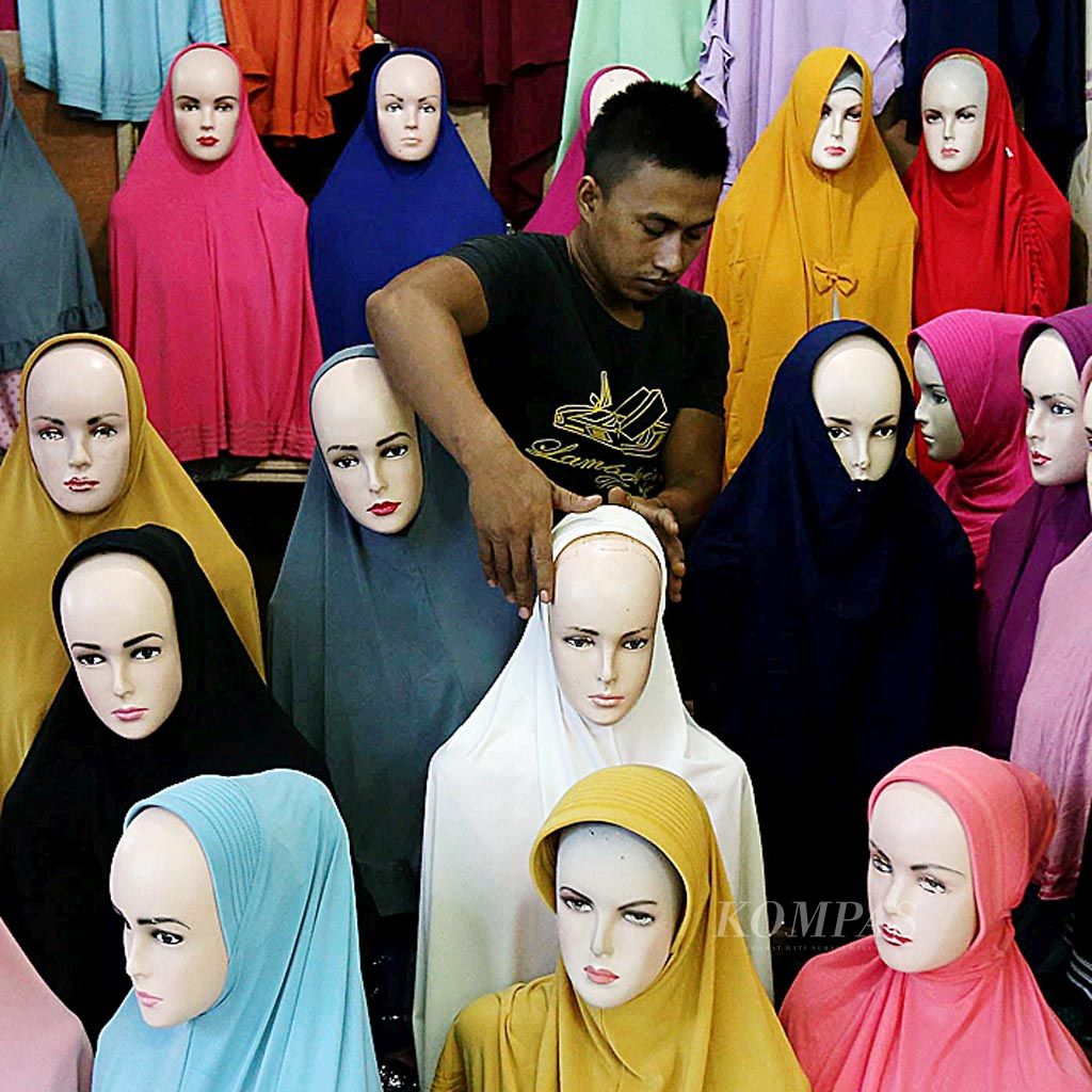 Penjual merapikan jilbab yang dijual di Thamrin City, Tanah Abang, Jakarta, Senin (5/6). Pada  Ramadhan, penjualan pakaian muslim dan berbagai peralatan perlengkapan ibadah meningkat.
