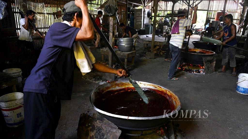 Proses pembuatan dodol Betawi Titi Mugi Jaya di Cilenggang, Serpong, Tangerang Selatan (5/6/2018). Untuk membuat makanan khas Betawi ini diperlukan waktu sekitar 6,5 jam. Menjelang Lebaran, proses produksi meningkat dikarena permintaan banyak. Dodol ini biasanya disajikan sebagai sajian saat Lebaran.