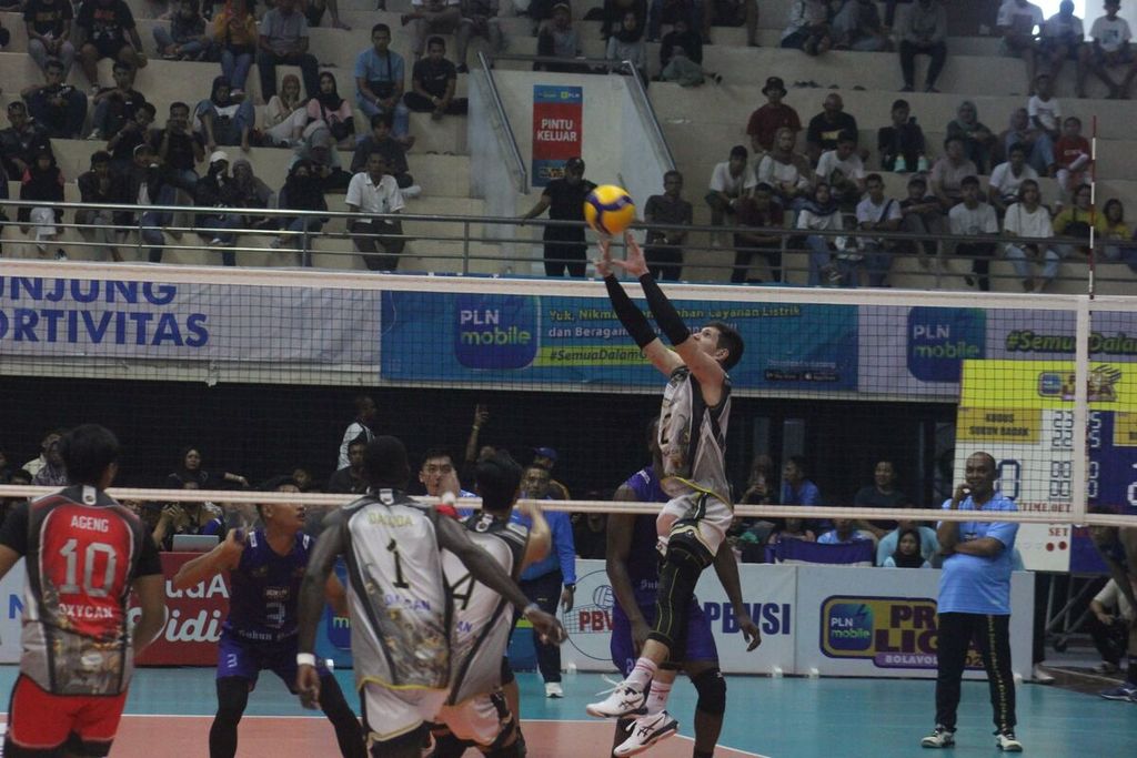 Laga Surabaya BIN Samator melawan Kudus Sukun Badak pada ajang PLN Mobile Proliga 2023 di GOR Ken Arok, Malang, Jawa Timur, Minggu (12/2/2023). Samator unggul 3-0 atas Kudus Sukun Badak pada pertandingan ini.