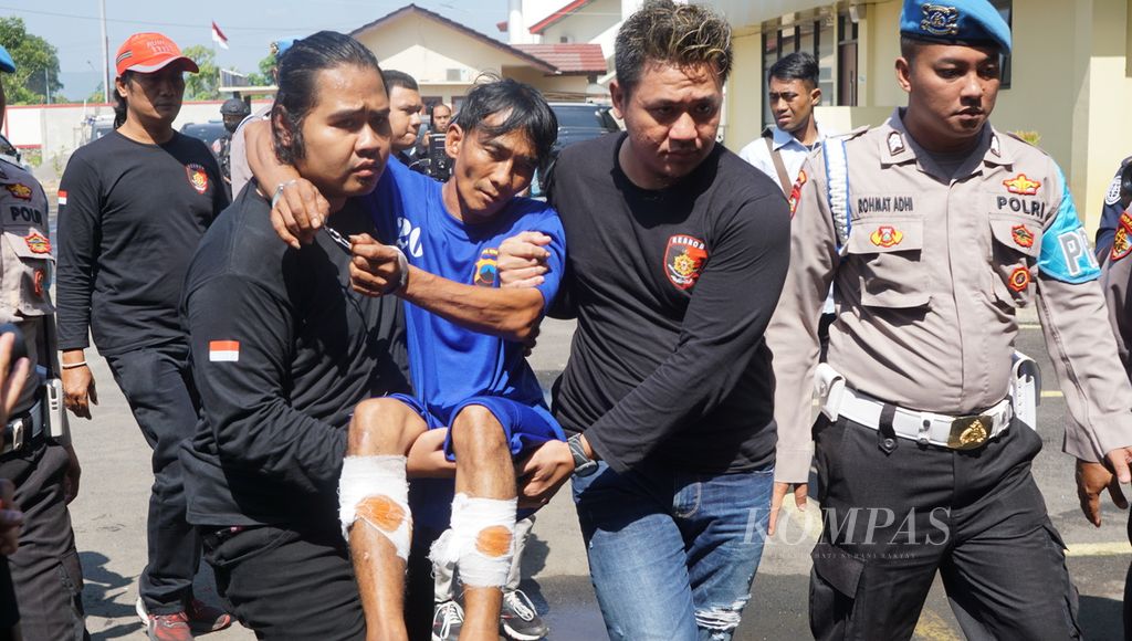 Suyono, pelaku mutilasi, digendong aparat kepolisian dalam ungkap kasus pembunuhan berencana, di Polres Sukoharjo, Jawa Tengah, Selasa (30/5/2023). 