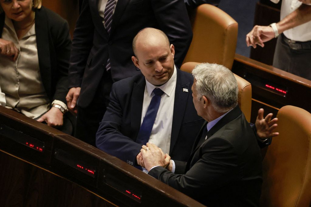 Menteri Luar Negeri Israel Yair Lapid (kanan), Kamis (30/6/2022), berbincang dengan Naftali Bennett, Perdana Menteri Israel yang lengser setelah kabinet koalisinya bubar pekan lalu, Bennett akan menjabat sebagai perdana menteri hingga pemilu terselenggara pada 1 November 2022. )