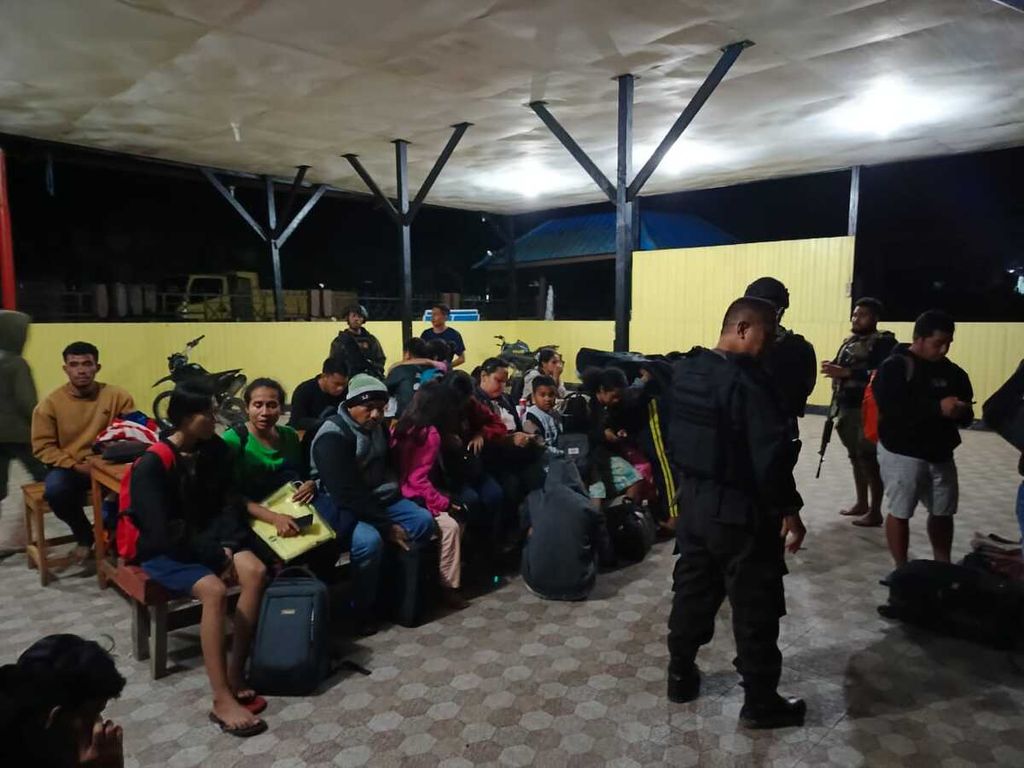 Evakuasi para guru akibat teror Organisasi Papua Merdeka di Madi, Distrik Paniai Timur, Kabupaten Paniai, Papua Tengah, Selasa (21/5/2024) malam.