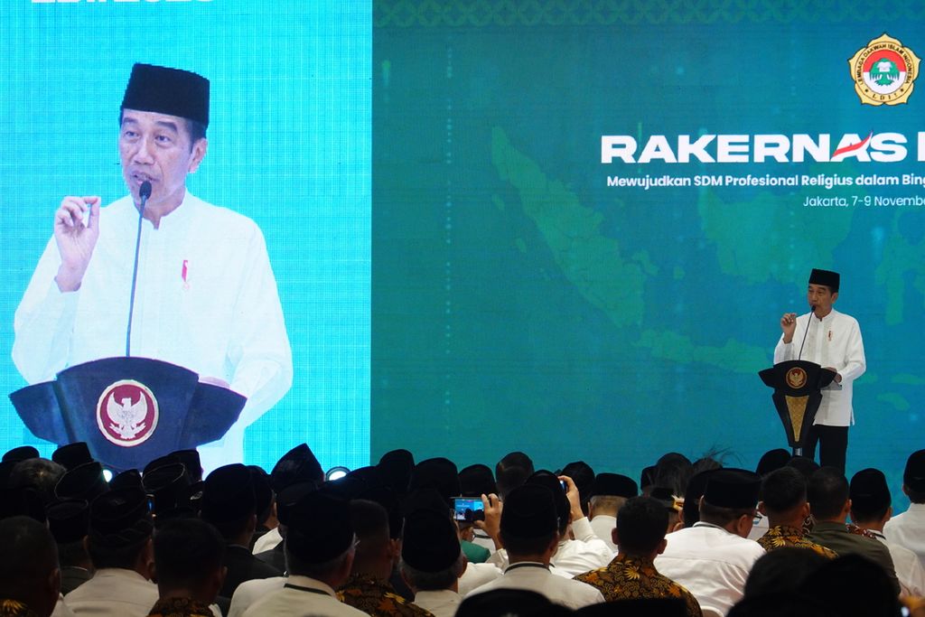Presiden Joko Widodo berpidato dalam pembukaan Rakernas Lembaga Dakwah Islam Indonesia (LDII), di Jakarta Timur, Selasa (7/11/2023), yang juga dihadiri Menteri Pertahanan Prabowo Subianto.