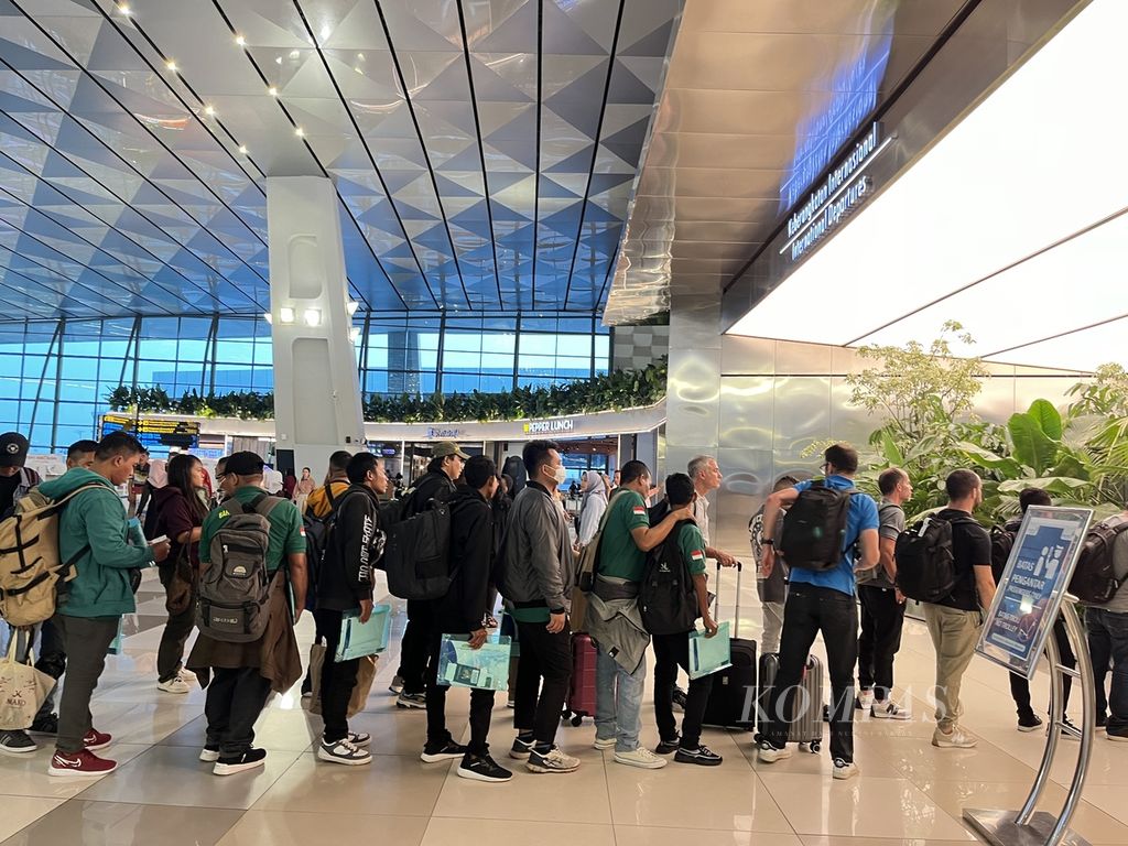 Antrean penumpang di pintu keberangkatan internasional, Terminal 3, Bandara Internasional Soekarno-Hatta, Kota Tangerang, Banten, Kamis (20/6/2024) sekitar pukul 17.15 WIB. 