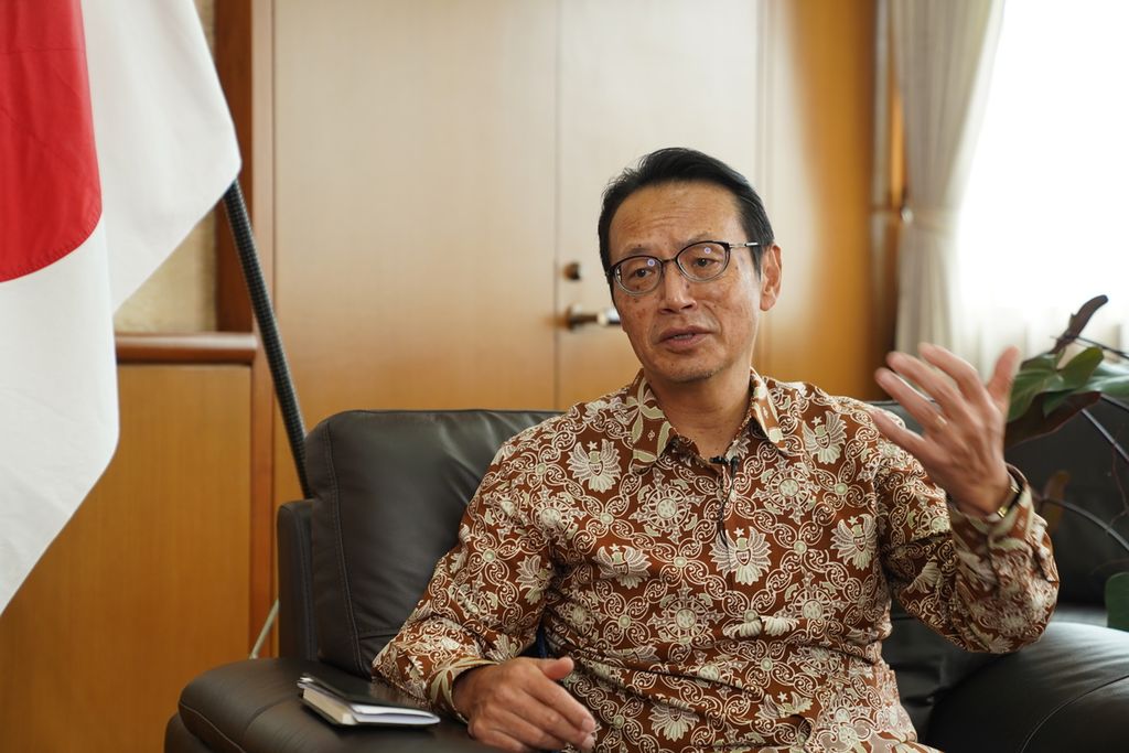 Duta Besar Jepang untuk Indonesia, Kenji Kanasugi, saat ditemui oleh tim harian <i>Kompas</i> untuk wawancara terkait hubungan bilateral Jepang di Indonesia di kantornya di Jakarta, Selasa (14/1/2023).