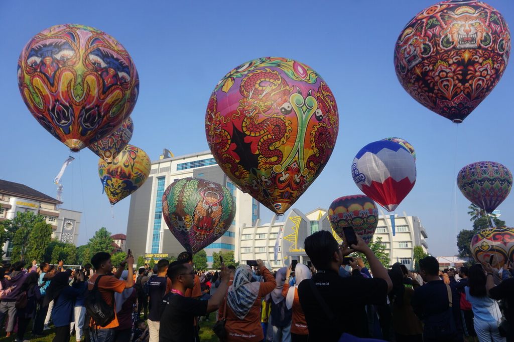 Puluhan balon udara menghiasi langit Universitas Muhammadiyah Purwokerto di Kabupaten Banyumas, Jawa Tengah, Minggu (11/6/2023).