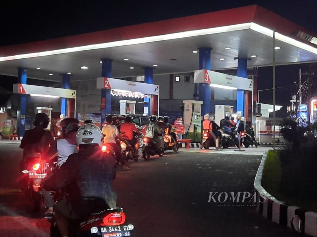 Antrean kendaraan saat akan mengisi BBM bersubsidi pertalite di salah satu SPBU di Kecamatan Magelang Selatan, Kota Magelang, Jateng, Jumat (26/8/2022).