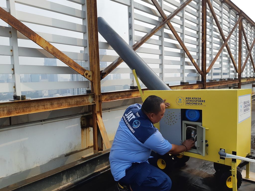 Untuk mengurangi polusi udara, Pemprov DKI Jakarta mulai mengoperasikan <i>water mist generator </i>di puncak gedung Balai Kota DKI Jakarta. Pemasangan dilakukan, Jumat (1/9/2023) di atap Blok H gedung perkantoran Balai Kota DKI Jakarta.