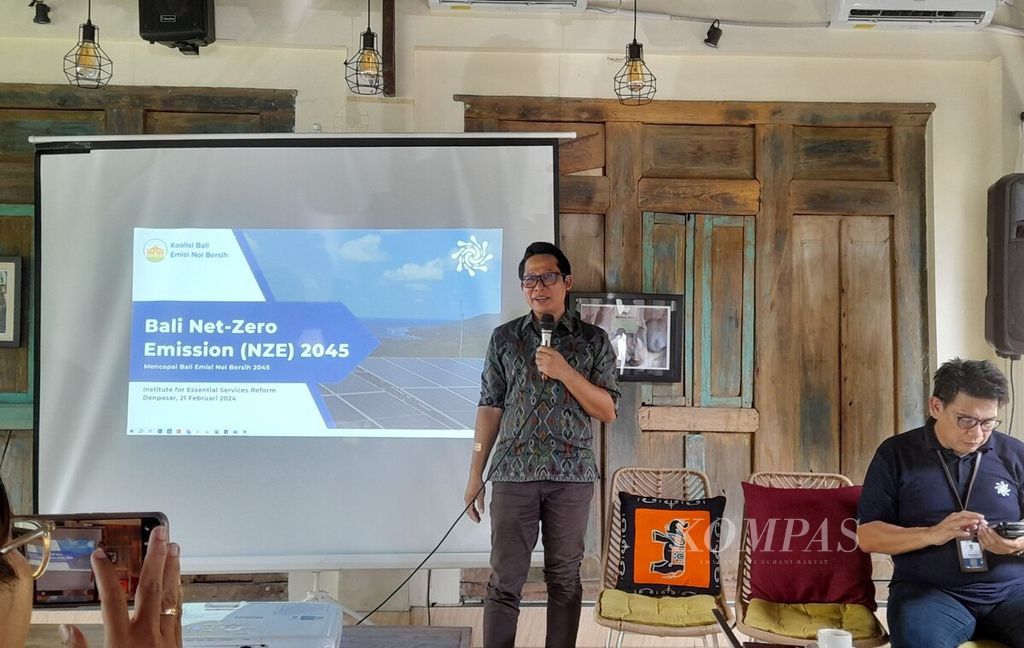 Sekretaris CORE Universitas Udayana, Bali, I Nyoman Satya Kumara dalam diskusi terkait inisiatif Bali Net Zero Emission 2045 di Kota Denpasar, Rabu (21/2/2024).