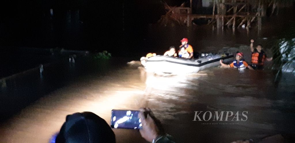 Keluarga Andi (31), warga Jalan Simpang Teluk Bayur Kelurahan Pandanwangi, Kota Malang, Jawa Timur, Senin (14/03/2022) malam terjebak banjir setinggi 2,5 meter. 