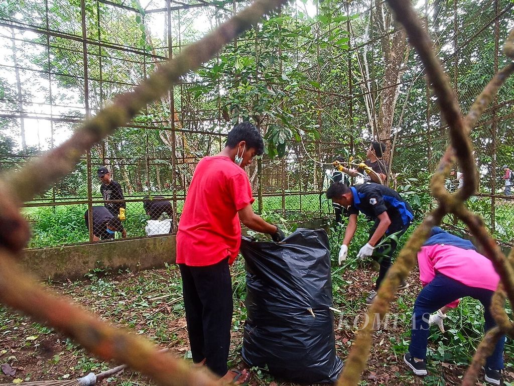 Para pegiat media sosial bersama masyarakat membersihkan kandang satwa yang terbengkalai dan menggalang donasi di Kebun Binatang Medan yang terbengkalai akibat krisis keuangan, di Medan, Sumatera Utara, Rabu (24/1/2024). 