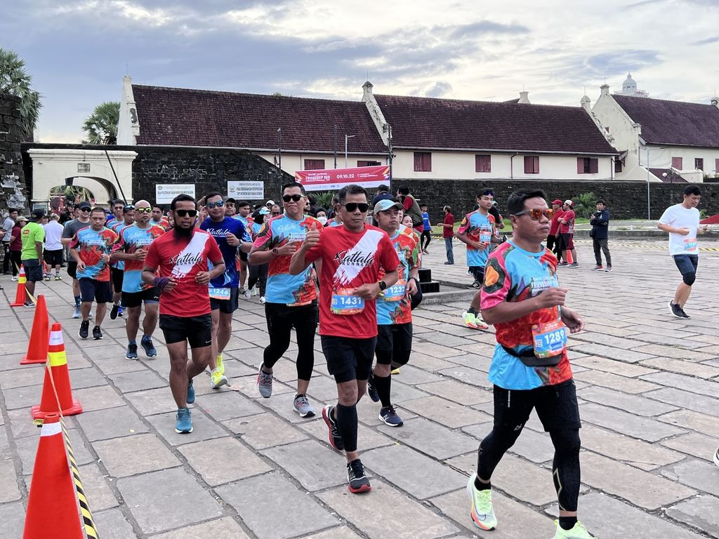 Peserta berlari meninggalkan start di dalam kawasan Benteng Somba Opu, Makassar, Sulawesi Selatan, Minggu (9/10/2022). Ajang lari 5 kilometer ini adalah rangkaian Borobudur Marathon yang akan digelar pada November 2022.