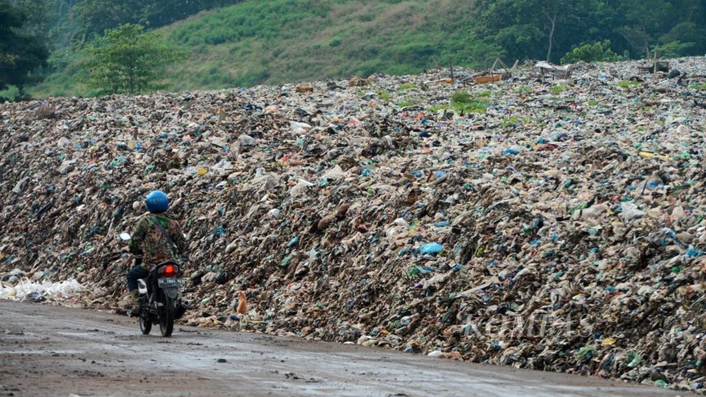 Tumpukan sampah yang sebagian besar bersumber dari rumah tangga di TPA Jatibarang, Kota Semarang, Jawa Tengah, Selasa (12/3/2019). 