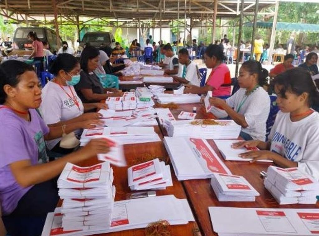 Suasana aktivitas menyortit dan melipat 1.251.000 surat suara di KPUD Sikka, NTT. Kabupaten Sikka termasuk salah satu dari 16 kabupaten yang sudah selesai melakukan sortir dan pelipatan lima jenis surat suara pemilu.