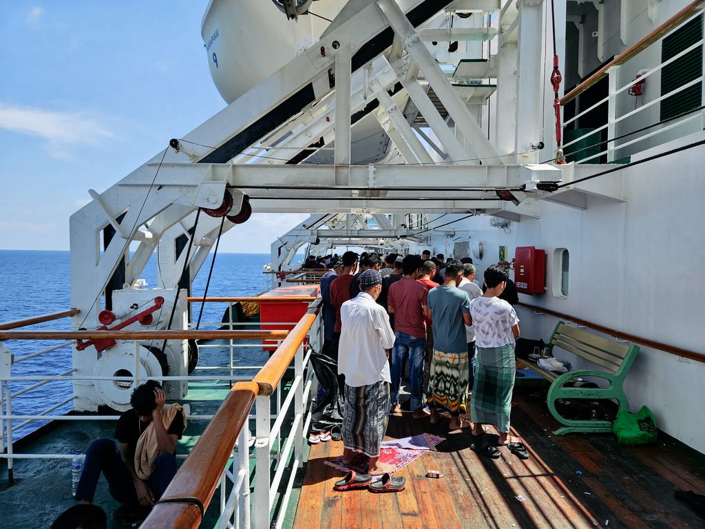 halat Jumat di Laut Banda karya Sony Adam dari Denpasar, Bali. 