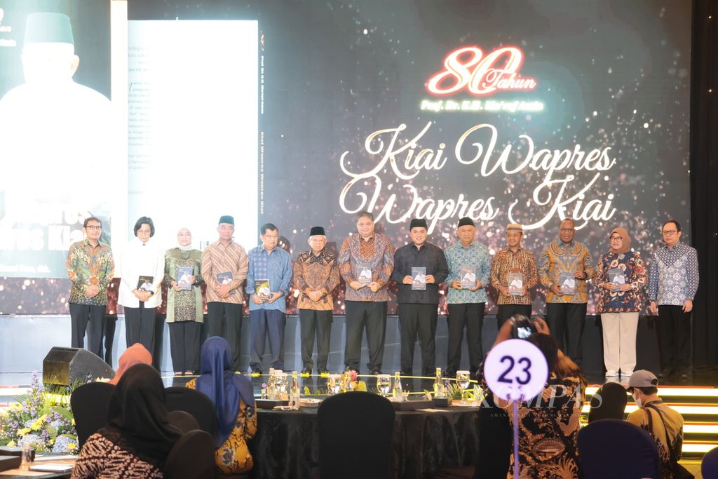 Perayaan 80 tahun Wakil Presiden Maruf Amin ditandai dengan peluncuran buku <i>Wapres Kiai, Kiai Wapres</i>, Sabtu (11/3/2023) di Jakarta. Buku kemudian dibagikan kepada para undangan seperti wapres kesepuluh dan kedua belas Jusuf Kalla, para menteri, ulama, pengusaha, dan praktisi media.