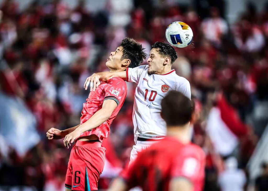 Indonesian defender, Justin Hubner, had an aerial duel with South Korean striker, Lee Young-jun, in the quarter-finals of the 2024 U-23 Asia Cup on Friday (26/4/2024) at Abdullah bin Khalifa Stadium in Doha, Qatar.
