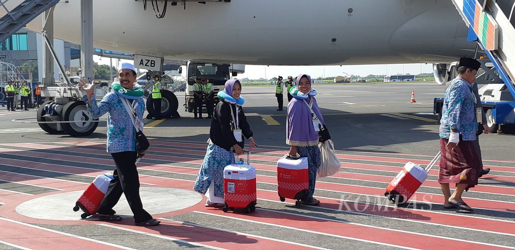 Jamaah haji embarkasi Surabaya kelompok terbang pertama berjalan menuju ke pesawat Saudi Arabia, Rabu (24/5/2023). Mereka merupakan rombongan asal Kabupaten Bangkalan, Jawa Timur.