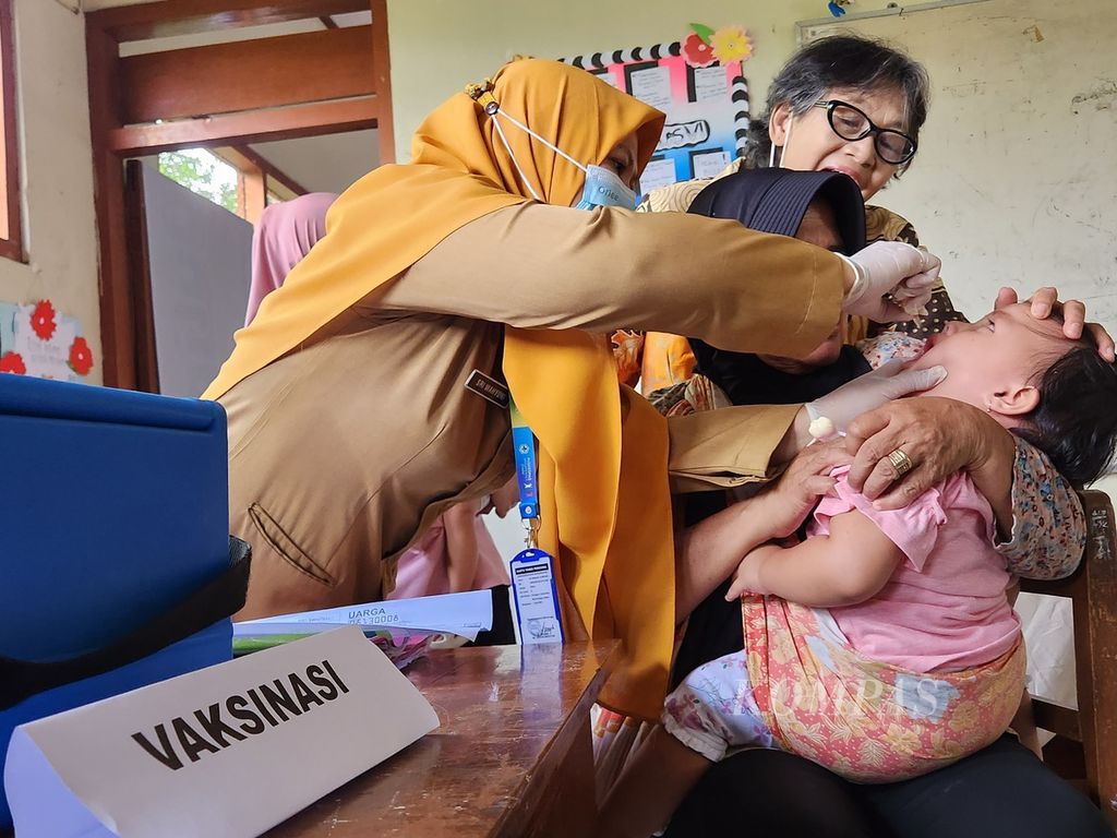 Seorang anak tengah menerima imunisasi polio dalam gelaran Sub-Pekan Imunisasi Nasional Polio, di Desa Tanjungsari, Kecamatan Manisrenggo, Kabupaten Klaten, Jawa Tengah, Senin (15/1/2024). Imunisasi itu diadakan menyikapi munculnya kasus polio pada daerah tersebut.