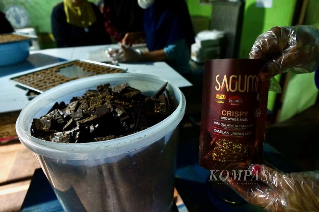 Sejumlah anggota UMKM Sagumi mengolah sagu dan mete untuk dibuat menjadi oleh-oleh khas daerah di Kendari, Sulawesi Tenggara, Selasa (25/7/2023). 
