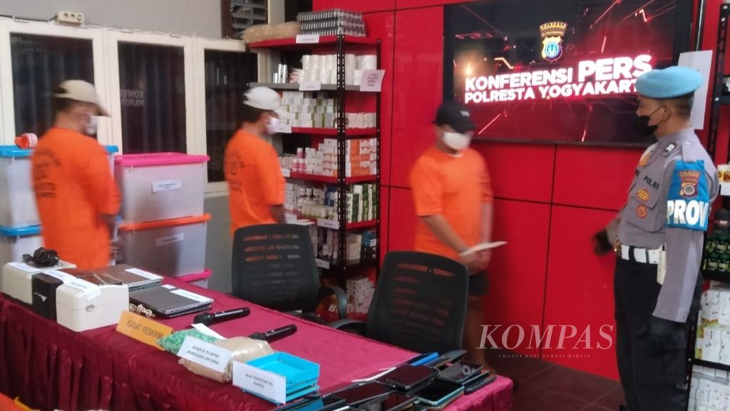 Tiga tersangka (baju oranye) pembuat dan penjual obat palsu dihadirkan dalam jumpa pers di Polresta Yogyakarta, Rabu (8/11/2023).