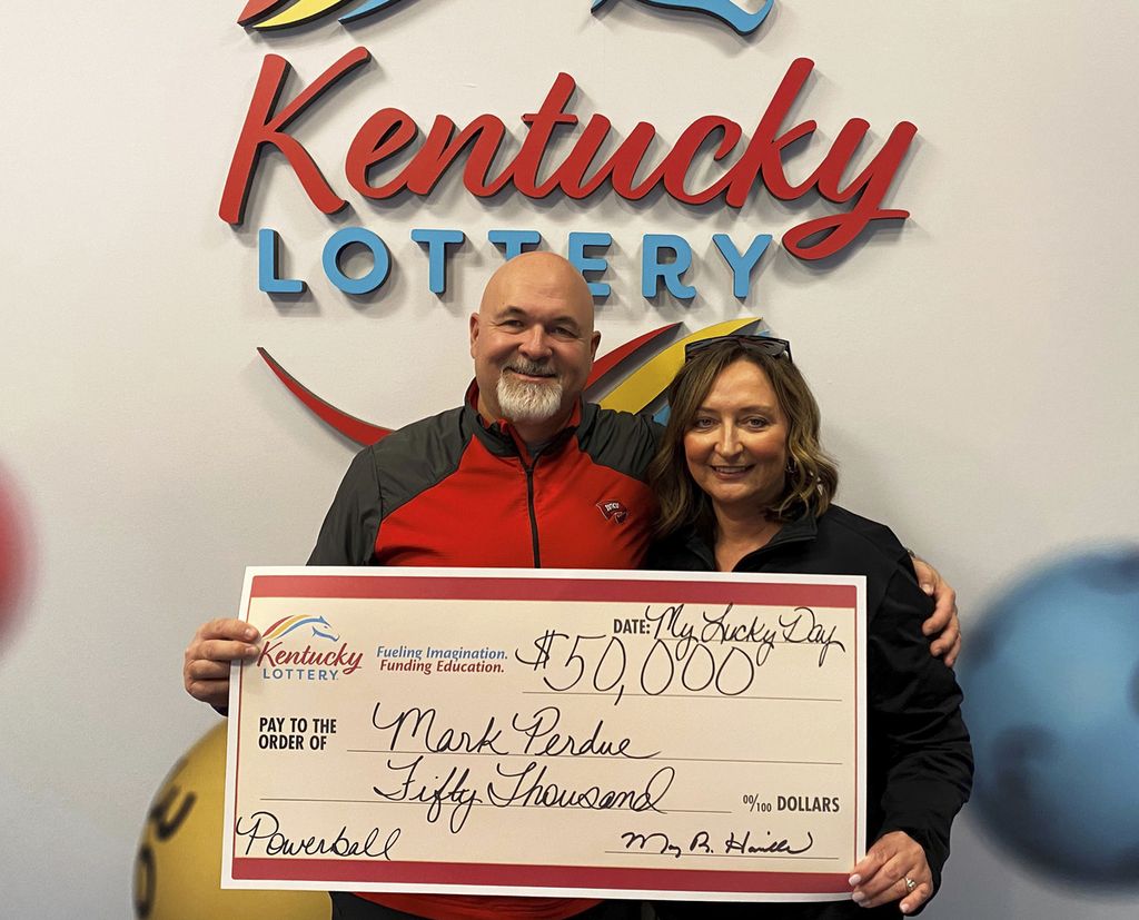 Mark Perdue dan istrinya berfoto di kantor pusat Lotre Kentucky di Louisville, Negara Bagian Kentucky, AS. 