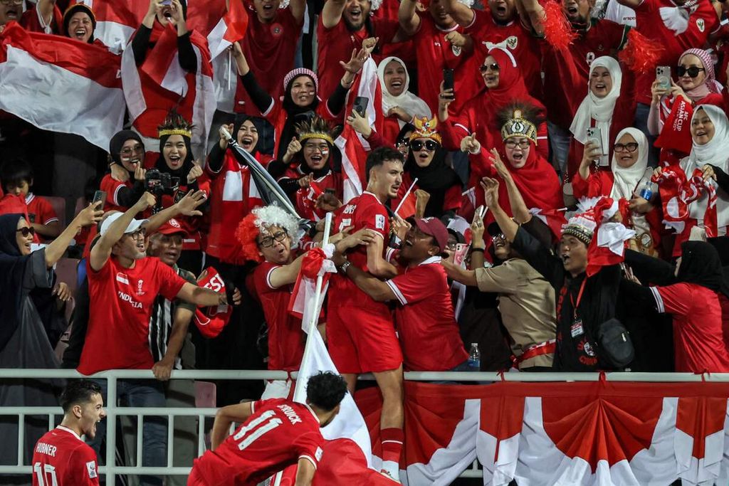 Pemain Indonesia Ivar Jenner (tengah/6) merayakan golnya ke gawang Irak di tribune penonton pada laga perebutan posisi ketiga Piala Asia U-23 di Stadion Abdullah Bin Khalifa, Doha Kamis (2/5/2024). Indonesia akan menghadapi Guinea pada laga <i>play-off </i>antarzona, di Clairefontaine, Perancis, Kamis (9/5/2024) sebagai kesempatan terakhir lolos ke Olimpiade Paris.