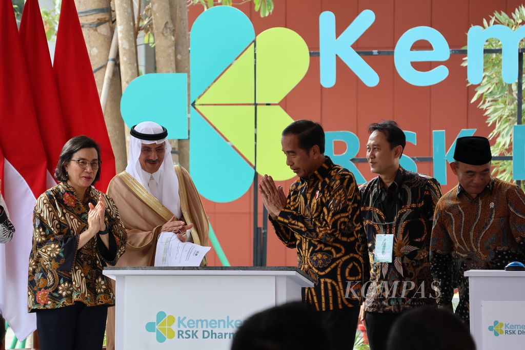 Presiden Joko Widodo meresmikan gedung pelayanan ibu dan anak RS Kanker Dharmais, Jakarta, Jumat (30/8/2024). 