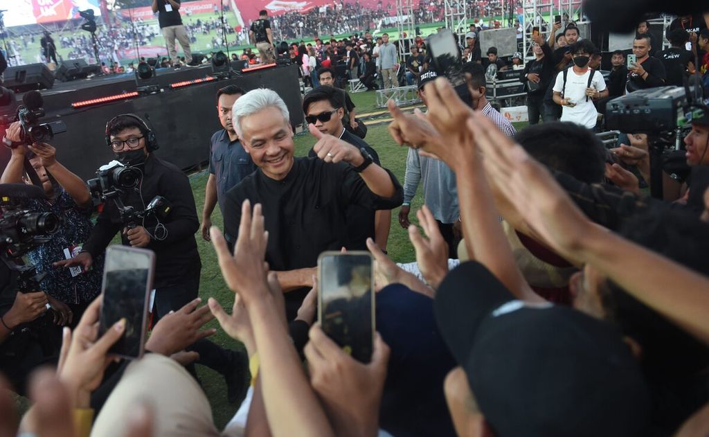 Bakal calon presiden dari PDI-Perjuangan, Ganjar Pranowo, menyapa pendukungnya seusai berorasi pada acara ”Relawan Ganjar Pranowo Merawat Jiwa Nusantara” di Stadion Gelora Delta, Sidoarjo, Jawa Timur, Sabtu (10/6/2023). Dalam acara, selain Ganjar, dihadiri pula ribuan sukarelawan dan simpatisan dari berbagai daerah di Jawa Timur. 
