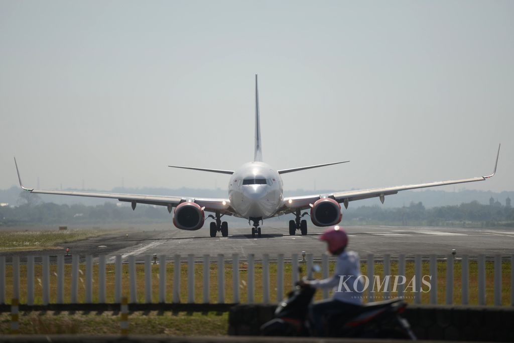 Pesawat Lion Air tujuan Jakarta bersiap lepas landas dari Bandara Udara Internasional Adi Soemarmo, Kabupaten Boyolali, Jawa Tengah, Rabu (16/9/2020). Berbarengan dengan awal pemberlakuan PSBB di wilayah DKI Jakarta, penumpang yang melewati bandara itu pada Senin (14/9/2020) lalu hanya 600 orang. 