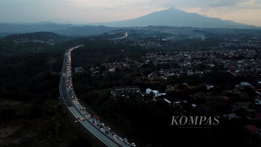 Kendaraan pemudik melintasi jalan tol ruas Semarang-Bawen di Banyumanik, Kota Semarang, Jawa Tengah, Selasa (19/6/2018).
