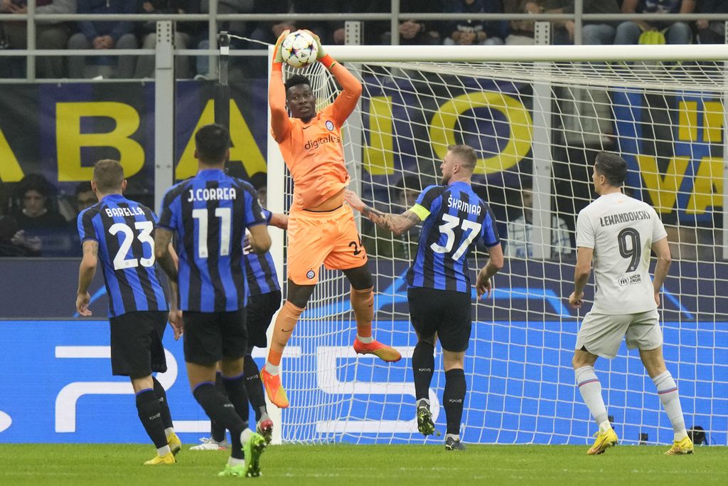 Penjaga gawang Inter Milan Andre Onana menangkap bola yang meluncur ke gawangnya dalam pertandingan Grup C Liga Champions antara Inter Milan dan Barcelona di Stadion Giuseppe Meazza, Milan, Rabu (5/10/2022) dini hari WIB. Inter mengalahkan Barcelona, 1-0. 