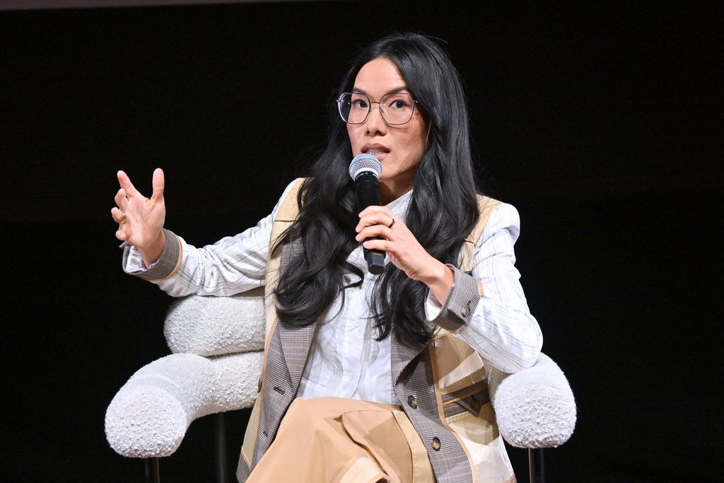 Komedian Ali Wong berbicara di atas panggung selama acara Beef Tastemaker Netflix di Netflix Tudum Theater pada 9 Desember 2023 di Los Angeles, California, Amerika Serikat