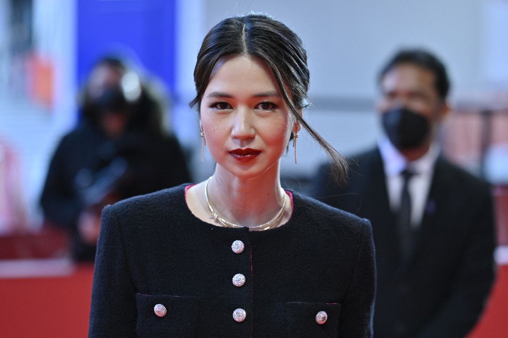 Pemain film Laura Basuki berjalan di atas karpet merah di acara screening film Nana (Before, Now & Then) di ajang Berlin International Film Festival Berlinale 2022, Sabtu (12/2/2022). 