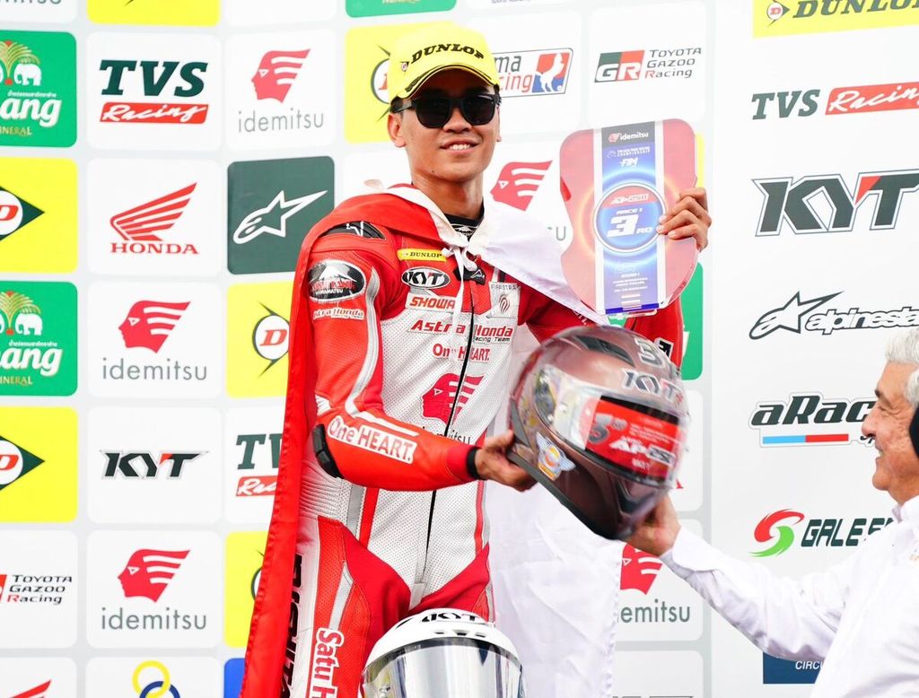 Pebalap Astra Honda Racing Team, Herjun Atna Fordaus, meraih podium tiga dalam balapan satu kelas Asia Production 250 dalam seri pembuka ARRC 2024 di Sirkuit Internasional Chang, Buriram, Thailand, Sabtu (16/3/2024).
