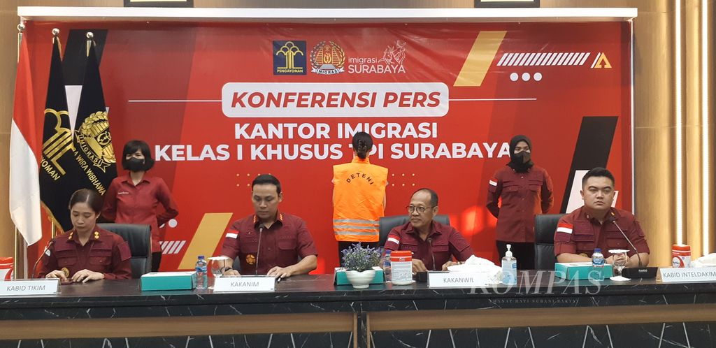 Petugas Imigrasi Surabaya menunjukkan barang bukti kasus warga negara China yang menjadi joki tes bahasa Inggris, Rabu (5/7/2023). Pelaku diduga sindikat internasional yang beroperasi di sejumlah negara.