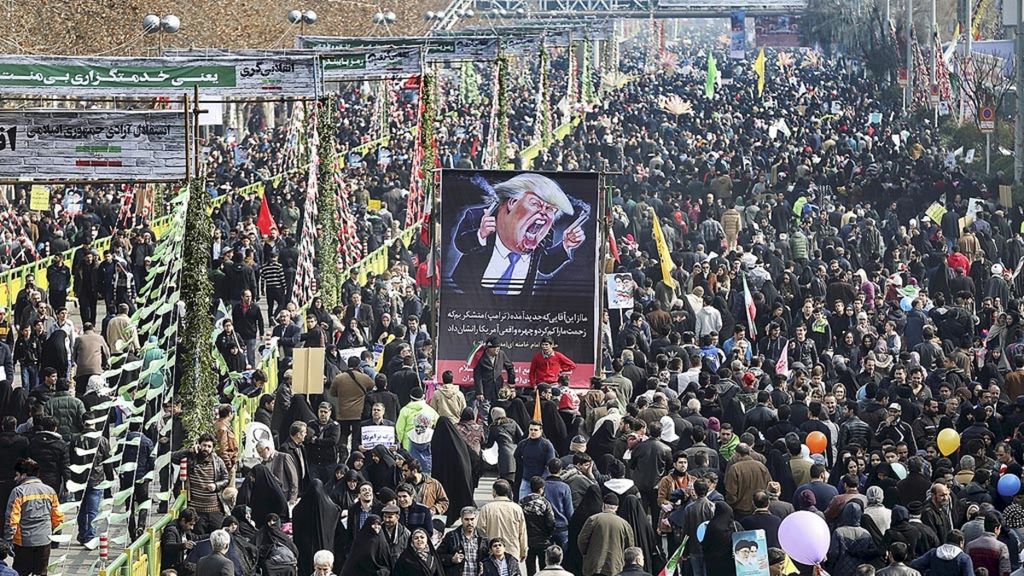 Unjuk rasa di Teheran, Iran pada Februari 2017 untuk memperingati Revolusi Iran 1979. Revolusi itu menumbangkan Shah Reza Pahlevi, pemimpin Iran yang disokong Amerika Serikat dan Inggris. 