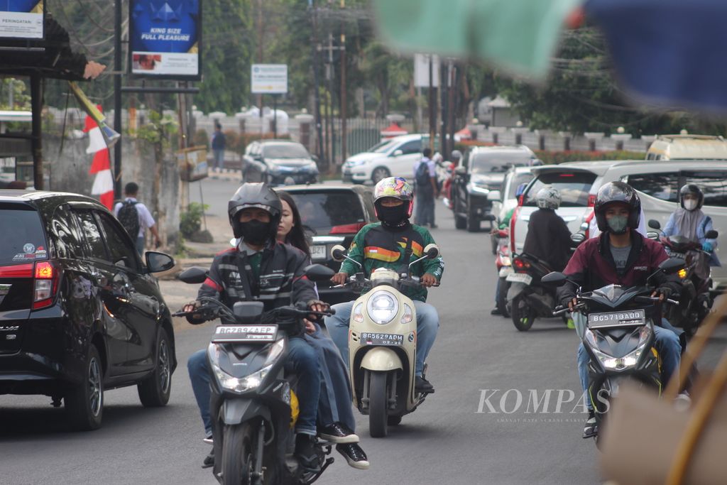 Sejumlah pengendara kendaraan bermotor mengenakan masker di salah satu ruas jalan di Palembang, Sumatera Selatan, Rabu (6/9/2023). Kondisi udara yang tidak sehat dalam enam hari terakhir mengharuskan mereka mengenakan masker. Asap dari kebakaran lahan menjadi penyebabnya. 