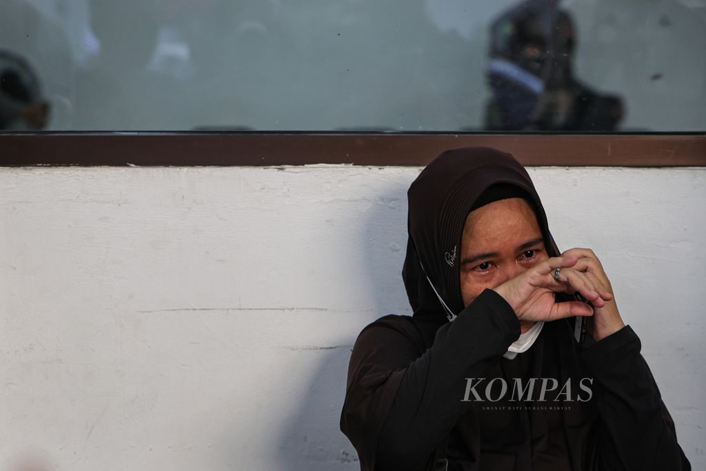 Keluarga korban kecelakaan Tol Jakarta-Cikampek Kilometer 58 menangis saat mendatangi pos antemortem untuk pencocokan data di RSUD Karawang, Jawa Barat, Senin (8/4/2024). 
