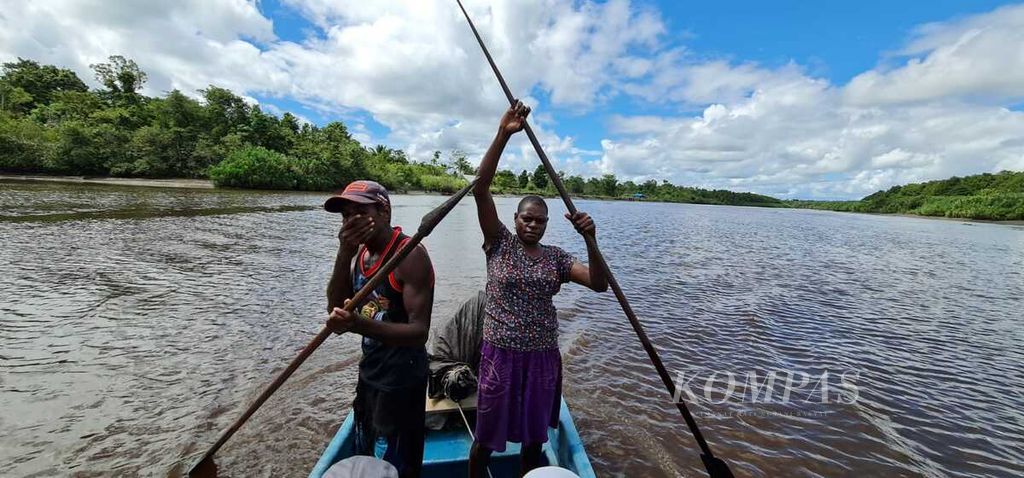 Perahu dayung merupakan alat transportasi tradisional bagi warga Kampung Damen, Kecematan Siret, Asmat, Papua, Perahu dayung biasanya dipakai untuk mencari ikan, menuju kampung tetangga, atau ke rumah bivak (rumah sementara) saat mencari sagu dan ikan. 