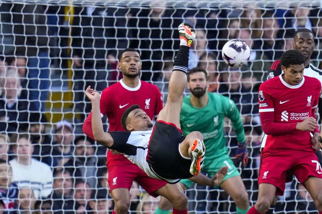 Fulham attacker Rodrigo Muniz kicks the ball during a Premier League match between Fulham and Liverpool at Craven Cottage Stadium, London, on Sunday (21/4/2024) local time or early Monday morning WIB.